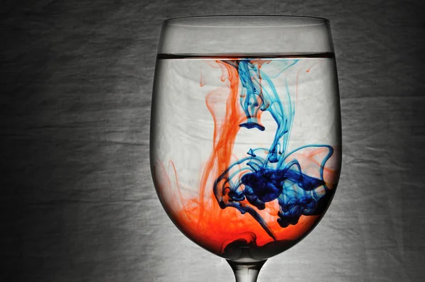 Blaue und rote Flüssigkeit im Weinglas — Stockfoto