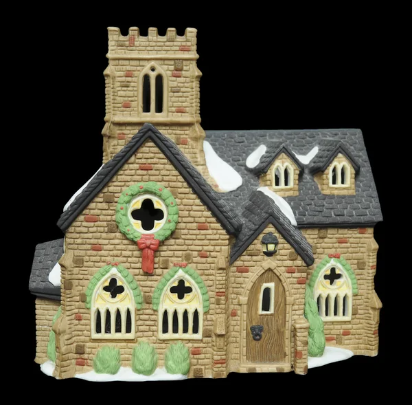 Een Miniatuur Keramische Kerk Met Kerstversiering Sneeuw Eromheen Geïsoleerd Zwarte — Stockfoto
