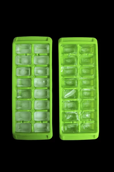 两个绿色制冰盒纯黑色背景上孤立 — 图库照片