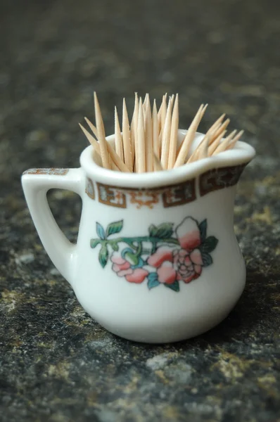 Ένα Μάτσο Οδοντογλυφίδες Που Περιέχονται Ένα Ποτήρι Τσάι Μινιατούρα Ακουμπά — Φωτογραφία Αρχείου