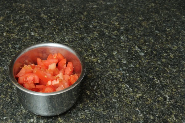 Krojone pomidory w metalowej misce — Zdjęcie stockowe