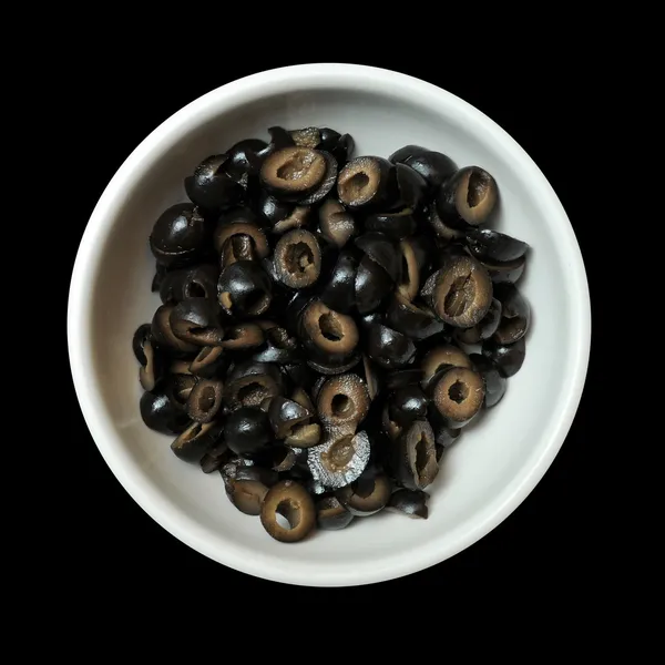 Nakrájené černé olivy v misce — Stock fotografie