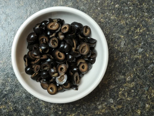 Bir Demet Havadan Görünümü Dilimlenmiş Doğranmış Siyah Zeytin Mutfak Tezgahüstü — Stok fotoğraf