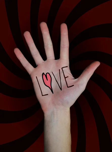 黒の背景に分離されたティーネー ジャーの白い白人手に書かれた単語の愛 — ストック写真