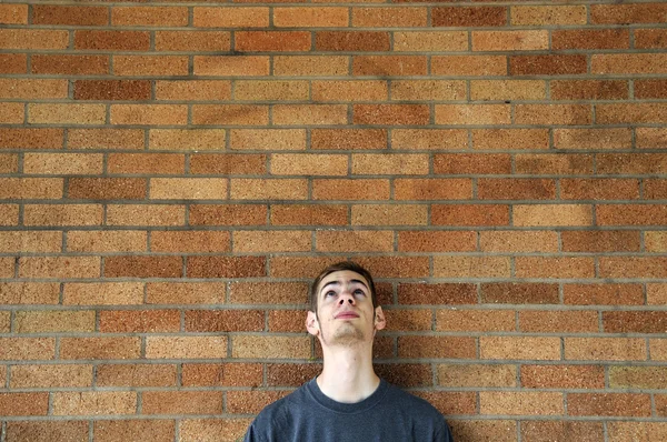 Young man looks up above — Stock Photo, Image