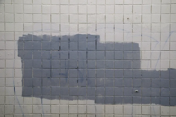 Кахельна Стіна Порожньою Білою Цеглою Сірим Розпилювачем Пофарбованим Графіті — стокове фото