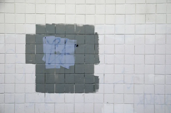 Плитка Стены Чистым Белым Кирпичом Серый Спрей Окрашены Граффити — стоковое фото