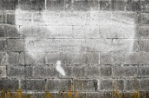 Изношенная Текстурированная Цементно Серая Стена Белым Брызгом Краски Ней Желтым — стоковое фото