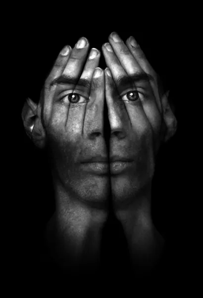 Surrealistyczne Ciemny Portret Młodego Mężczyzny Obejmujące Jego Twarz Oczy Jego — Zdjęcie stockowe
