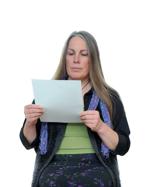 Женщина Средних Лет Читает Белую Бумагу Белом Фоне — стоковое фото