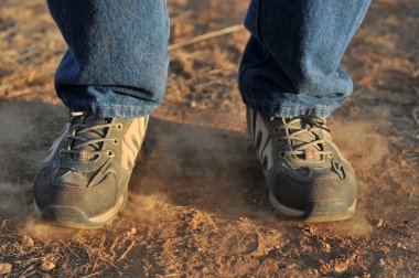 toprak üzerinde stomping