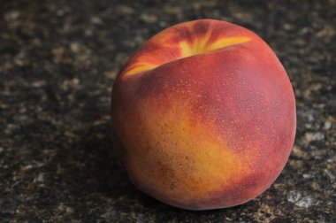 siyah mutfak tezgah üzerinde oturan kırmızı şeftali