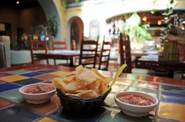 tortilla cips ve salsa