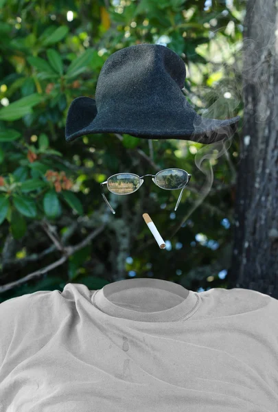 Niewidzialny Człowiek Siedzi Palenia Ciggarette Kapelusz Okulary — Zdjęcie stockowe