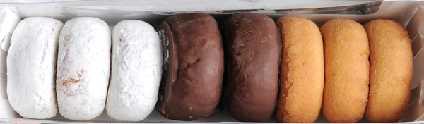 Ассортимент коробочных пончиков — стоковое фото