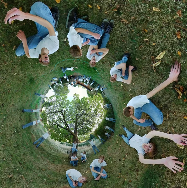 内側の円の木のいくつかの異なる位置に芝生の上を敷設 代若者と 360 180 ステレオ パノラマ — ストック写真