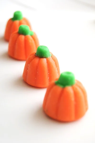Row Sweet Halloween Candy Pumpkins White Background — Stock Photo, Image