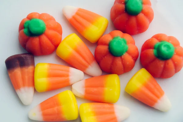 Ein Haufen Halloween Candy Mais Auf Weißem Hintergrund — Stockfoto