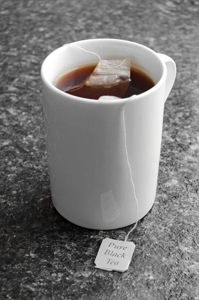 Chá preto puro em uma caneca — Fotografia de Stock