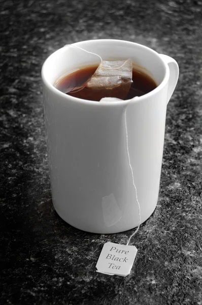 Chá preto puro em uma caneca — Fotografia de Stock