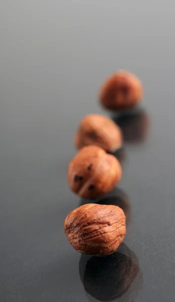 Raaka hasselpähkinät Kastanjat — kuvapankkivalokuva