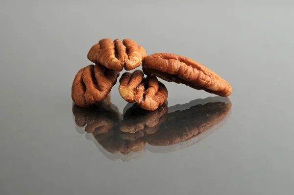 Malou Hromádku Pekanové Ořechy Černém Povrchu — Stock fotografie