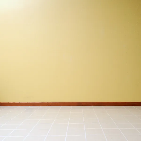 Lege Ruimte Met Een Linoleumvloer Met Een Gele Geschilderde Muur — Stockfoto