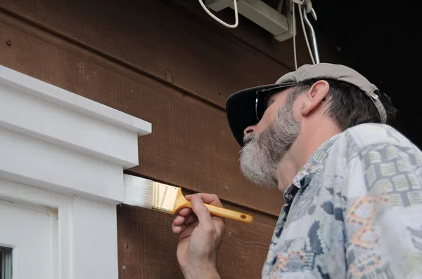 Hombre Mayor Pintando Puerta Con Pintura Blanca —  Fotos de Stock