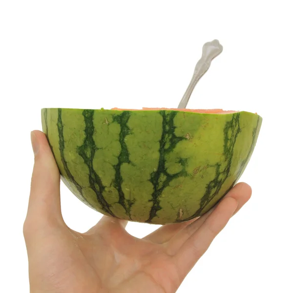 用一把勺子拿切的西瓜的手 — 图库照片