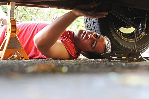 Mechanik pracuje na auto — Stock fotografie