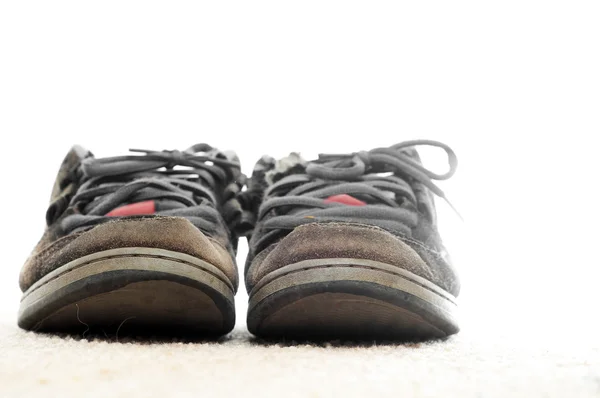 Par Viejos Zapatos Skate Desgastados Sobre Fondo Blanco —  Fotos de Stock