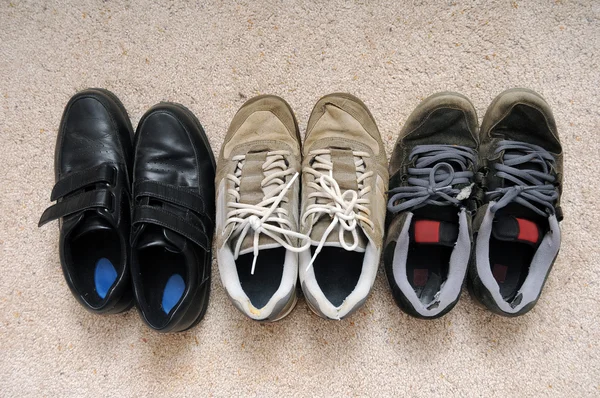 Τρία Ζεύγη Των Παλαιών Παπούτσια Ένα Επίσημο Άλλα Δύο Παπούτσια — Φωτογραφία Αρχείου