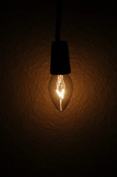 Eine Kleine Klare Glühbirne Hängt Neben Einer Wand — Stockfoto