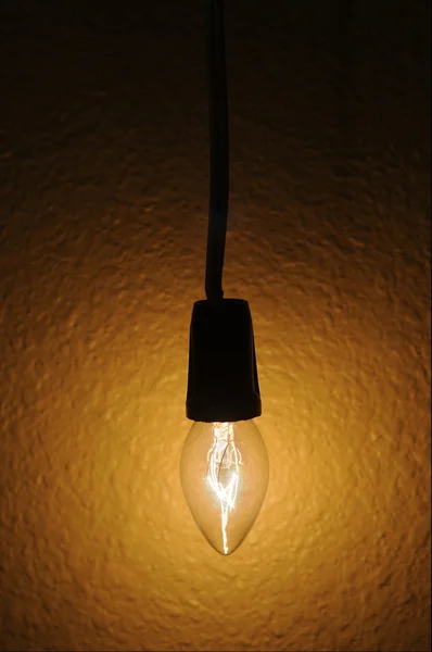 横の壁に掛かっている小さなクリア電球 — ストック写真