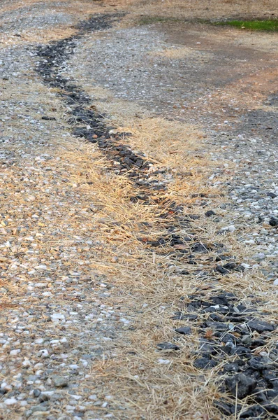 Линия Темных Камней Белых Скалах — стоковое фото