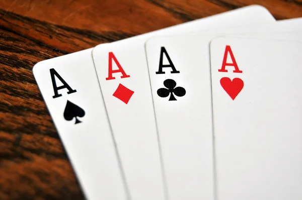 Čtyři esa - hrací karty na dřevěný stůl — Stock fotografie