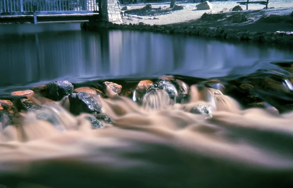 Küçük Bir Nehrin Bir Kızılötesi Kamera Ile Çekilen Uzun Pozlama — Stok fotoğraf