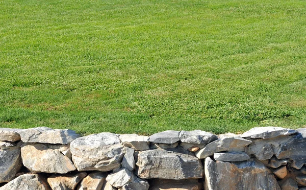 Sone Wall Masonry Containing Fresh Green Grass — Stock Photo, Image