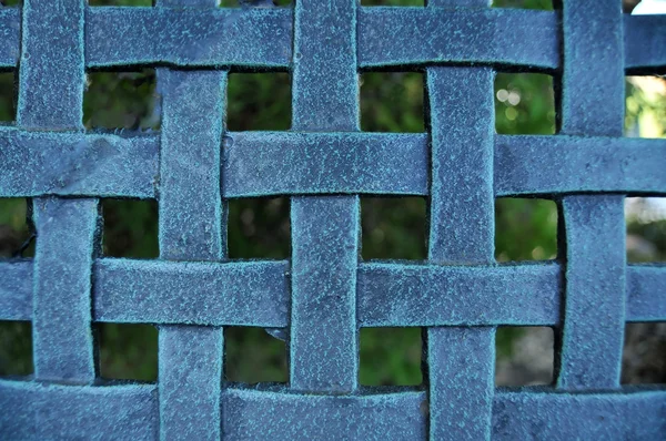 Padrão Grade Malha Metal Tecido Azul Com Folhagem Borrada Fundo — Fotografia de Stock