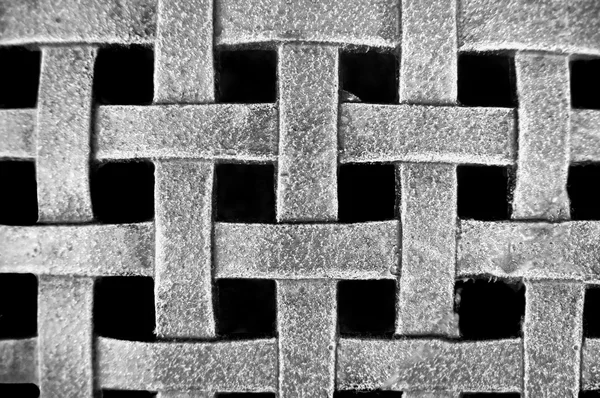 黑色背景上的金属编织的网网格模式 — 图库照片