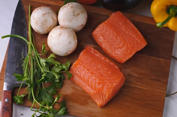 Ingredienser För Matlagning Lax Med Grönsaker Och Svamp — Stockfoto