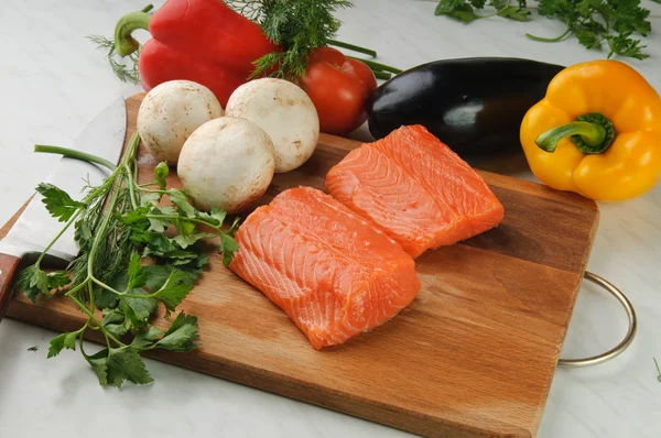 Ingredienser För Matlagning Lax Med Grönsaker Stockfoto