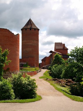 Kule Bergfried ve kalıntıları turaida Ortaçağ Kalesi, Letonya, Avrupa