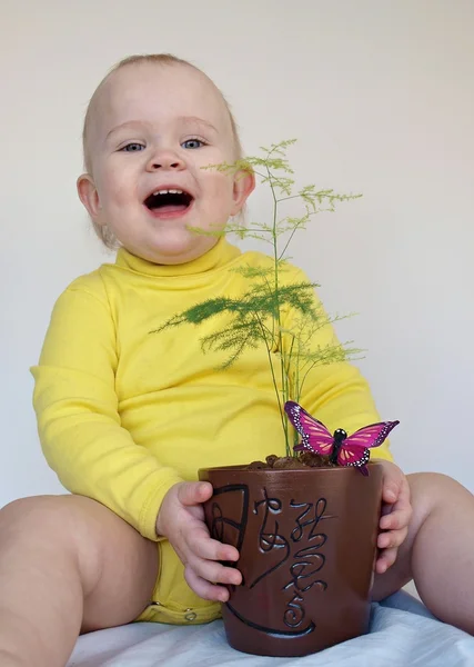 Niño con planta — Foto de Stock