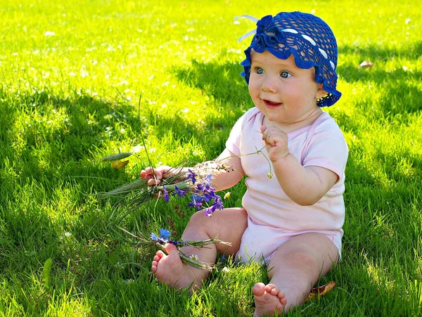 Baby op het gras — Stockfoto