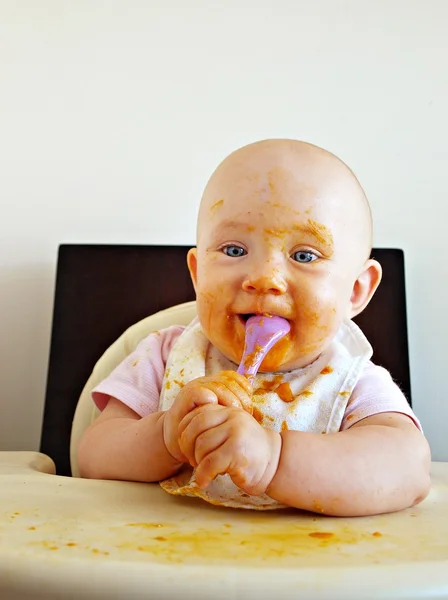 Tek başına yiyen bebek — Stok fotoğraf