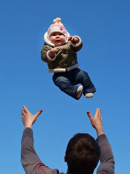 Младенец под синим небом Стоковое Фото