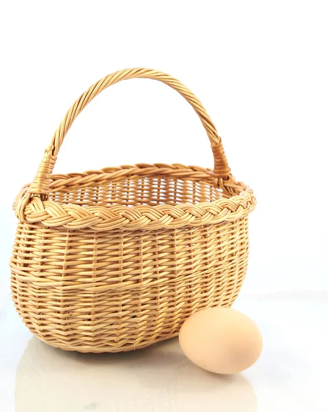 Basket and egg — Stock Photo, Image