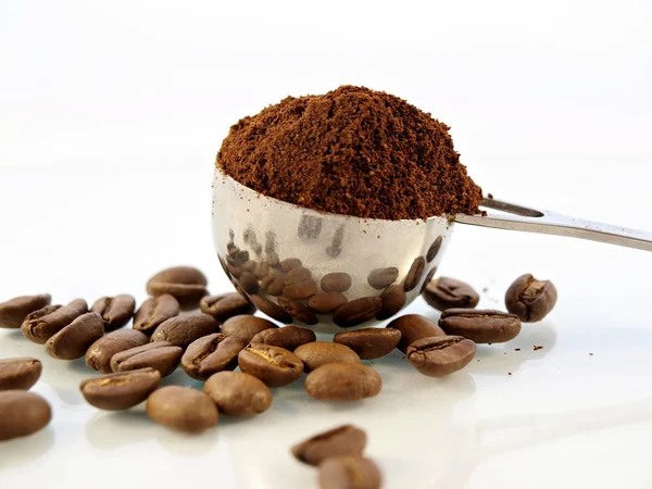 Café molido y granos de café — Foto de Stock