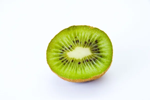 Vers gesneden kiwi op een witte achtergrond Stockfoto
